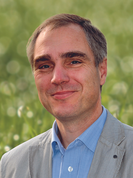 Portraitfoto Vergrößerung des Bildes für Portraitfoto - Ein Mann schaut freundlich in die Kamera.