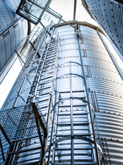 Vergrößerung des Bildes für Steigleiter an einem Hochsilo.